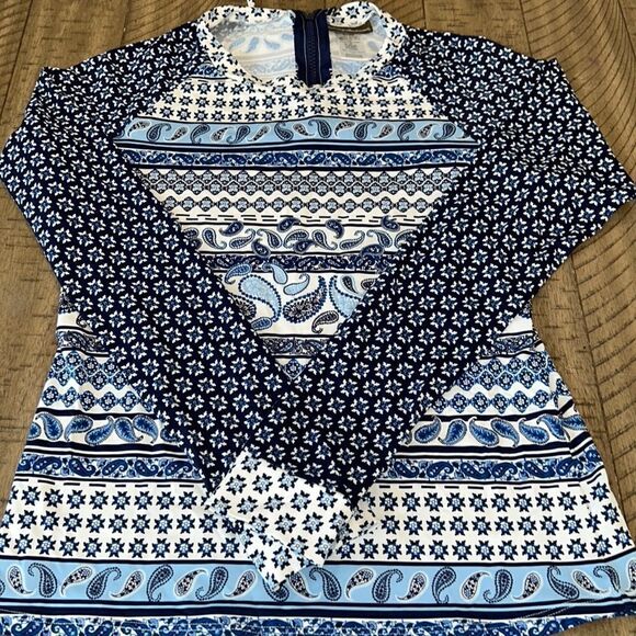Surf 🏄🏻‍♀️ in this 🇫🇷 EasyZip Rash Guard in French & Mediterranean Blue - Picture 1 of 17